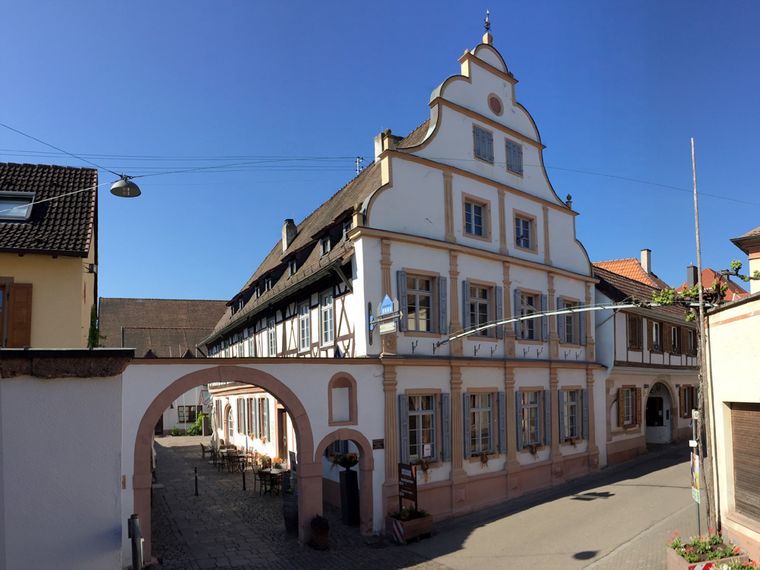 Haus Rassiga“ mit der Vinothek Weinkammer